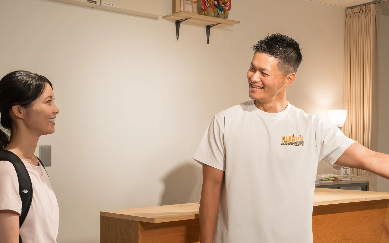 Happilyの初回体験に来店した女性を迎えるトレーナー